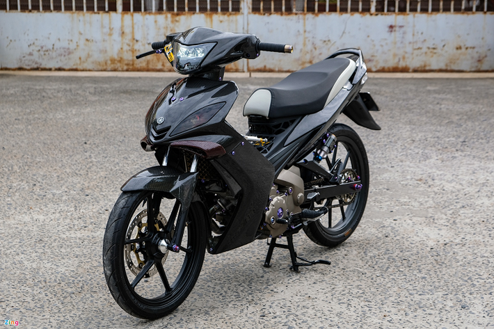 Trước khi thế hệ Exciter 150 làm mưa làm gió, Exciter được biết đến là mẫu xe thể thao 135 cc. Yamaha Exciter 135 đời cũ tồn tại từ năm 2006 đến 2015 với 3 thế hệ. Dù đã hơn 10 năm tuổi, Exciter "nhỏ" (đời 2006-2010) vẫn được giới chơi xe ưa chuộng và săn lùng.