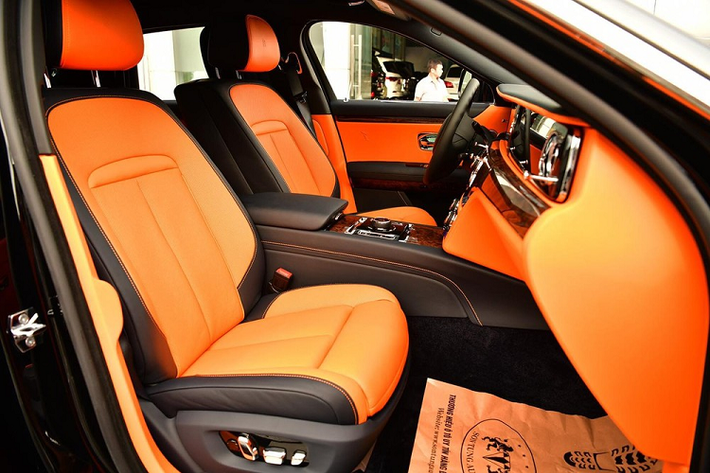 Rolls-Royce Cullinan hiện có hơn 50 chiếc xe được mang về nước theo diện nhập khẩu chính hãng và cả tư nhân, mức giá bán của Rolls-Royce Cullinan bắt đầu từ 32 tỷ đồng cho bản tiêu chuẩn và có thể trên 37 tỷ đồng cho bản Rolls-Royce Cullinan Black Badge.