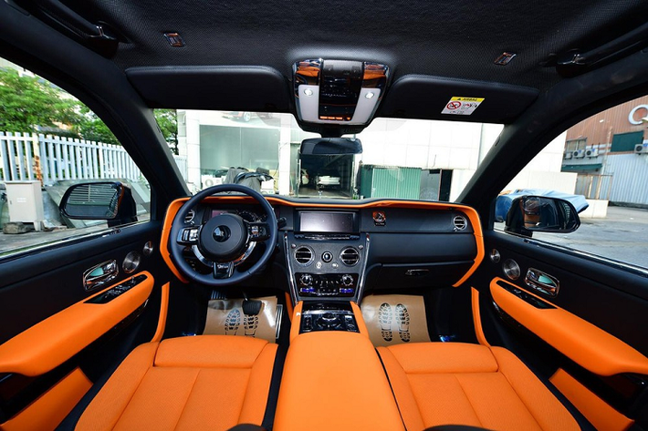 Cặp đôi Rolls-Royce có chung nội thất cam Hermes độc đáo tại Việt Nam này đang nhận được sự quan tâm không nhỏ của đại gia trong nước, riêng chiếc SUV siêu sang Rolls-Royce Cullinan mới khui công đã nhanh chóng tìm thấy khách mua. Còn chiếc xe siêu sang Rolls-Royce Ghost thế hệ mới thứ 2 về Việt Nam hiện chưa rõ có đại gia nào để mắt đến hay chưa.