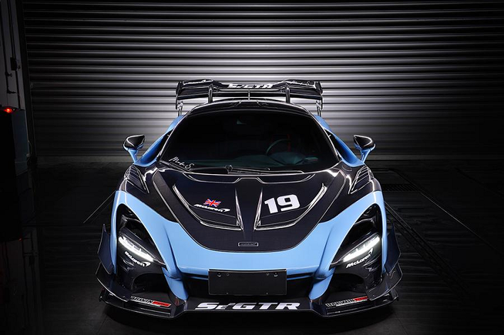 Toàn bộ phần vè ốp bánh trước cũng như nắp capo nguyên bản trên McLaren 720S độ Senna GTR đã được loại bỏ và thay thế bằng các chi tiết carbon trần. Hai phần ốp vè bánh xe được bổ sung thêm các hốc gió nổi, nắp capo cũng được thiết kế lại với khuếch tán gió giả định.