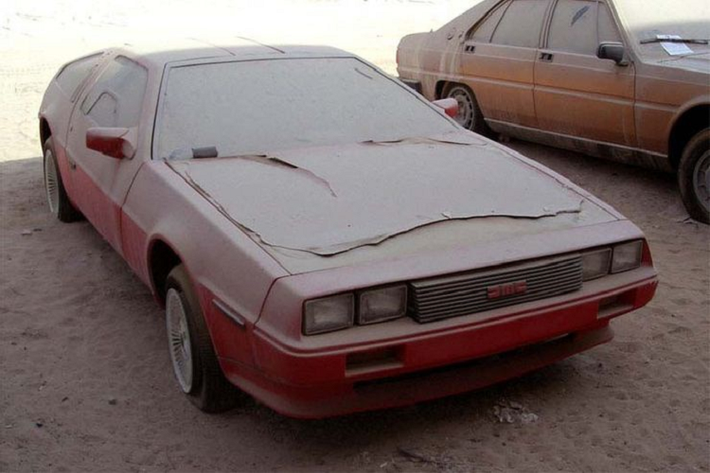 Không nổi bật như Ferrari hay Lamborghini, chiếc DMC DeLorean màu đỏ bị bỏ quên tại Dubai vẫn xứng đáng có trong danh sách này. Trong giai đoạn sản xuất (1981-1983), DMC DeLorean không được quan tâm quá nhiều. Phải đến khi xuất hiện trong phim điện ảnh Back To The Future (1985), mẫu xe này trở nên nổi tiếng. Hiện tại, số lượng DeLorean còn khả năng vận hành trên thế giới là không nhiều nhưng nó lại bị bỏ xó tại Dubai. Ảnh: Auto Evolution.