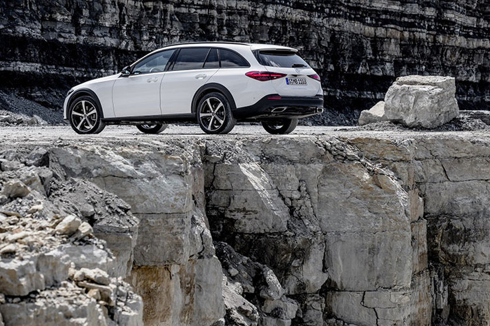 Để tăng cường khả năng off-road, C-Class All Terrain mới còn được bổ sung hệ thống treo trước 4 liên kết với các khớp tay lái lớn hơn một chút.