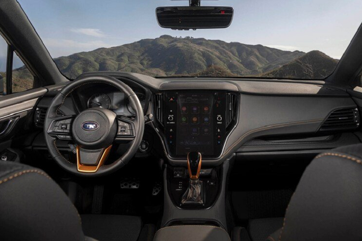Biến thể Premium của Subaru Outback 2022 có thêm ghế và gương có sưởi, vô lăng bọc da, điều hòa tự động 2 vùng, Starlink 11,6 inch, ghế lái chỉnh điện 10 hướng và 2 cổng sạc USB ở phần sau của bảng điều khiển trung tâm. Riêng biến thể này còn có tính năng chỉnh điều hòa ghế sau trong bảng điều khiển trung tâm để tăng cường việc kiểm soát không khí trong toàn bộ cabin.