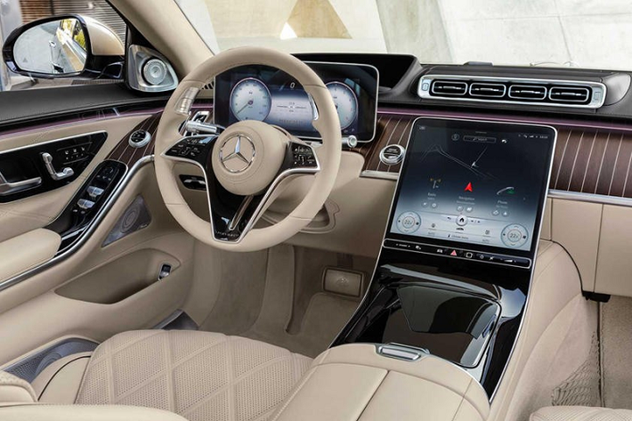 Về thiết kế bên ngoài, Mercedes-Maybach S680 2021 có vẻ không khác gì các bản còn lại của dòng xe siêu sang này. Theo đó, xe cũng được trang bị phần đầu xe khác với Mercedes-Benz S-Class 2021 thông thường, thể hiện qua lưới tản nhiệt với nhiều nan mạ crôm nằm dọc. Thêm vào đó là tay nắm cửa có thể bật lên, thụt xuống, cửa tự hít, cửa sổ trời toàn cảnh Panorama, bộ vành hợp kim đa chấu riêng và logo Maybach phát sáng trên cột C.
