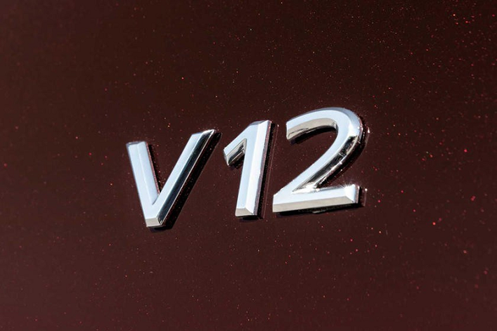 Sau chưa đầy 1 tháng, lại tới lượt Mercedes-Maybach S680 2021 được hé lộ thiết kế. Đây đồng thời cũng là phiên bản cao cấp nhất của dòng Mercedes-Maybach S-Class 2021 hiện nay. Sự xuất hiện của Mercedes-Maybach S680 2021 là dấu hiệu cho thấy động cơ xăng V12 vẫn chưa biến mất. Tem chữ nổi "V12" trên sườn xe đã chứng tỏ điều này.