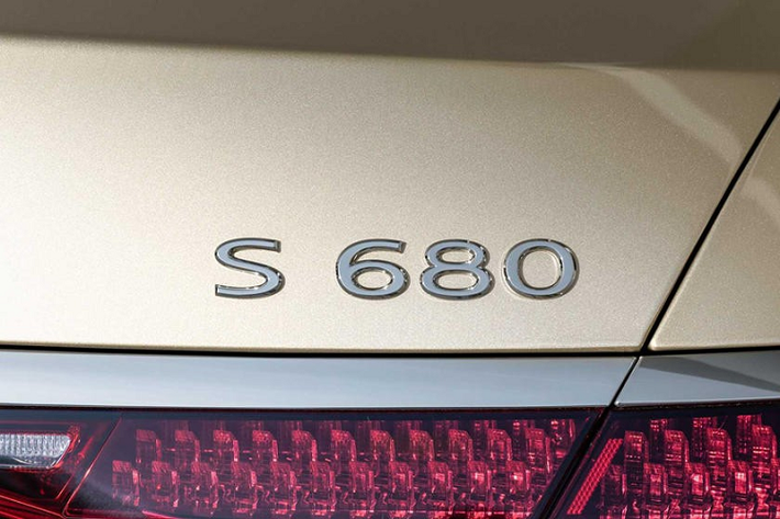 Kích thước lớn kể trên mang đến không gian nội thất cực kỳ rộng rãi cho Mercedes-Maybach S-Class 2021. Dự kiến, Mercedes-Maybach S680 2021 cũng có những trang bị hiện đại như màn hình 12,3 inch trong bảng đồng hồ kỹ thuật số, màn hình thông tin giải trí 12,8 inch và hệ thống âm thanh Burmester 4D với 30 loa.
