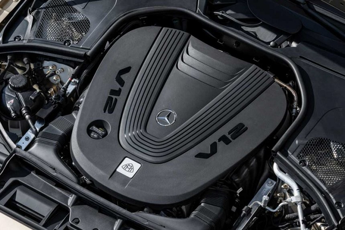 Hiện hãng Mercedes-Benz chưa hé lộ thông số kỹ thuật của động cơ dùng cho Mercedes-Maybach S680 2021. Trong khi đó, Mercedes-Maybach S650 cũ được trang bị động cơ xăng V12, tăng áp kép, dung tích 6.0L với công suất tối đa 621 mã lực. Nhiều khả năng động cơ này sẽ được bê nguyên sang Mercedes-Maybach S680 thế hệ mới. Chưa hết, dòng Mercedes-Benz S-Class sẽ lần đầu tiên có sự kết hợp giữa động cơ xăng V12 và hệ dẫn động 4 bánh toàn thời gian.