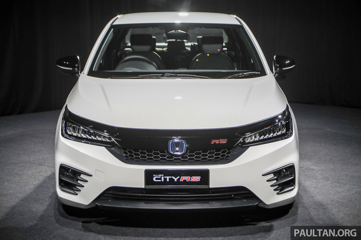 Honda City RS 2021 cũng đã được giới thiệu tại Việt Nam vào cuối năm 2020. City RS tại Việt Nam không sử dụng động cơ hybrid như ở Malaysia. Mẫu sedan thể thao chỉ được trang bị động cơ xăng 1.5L sản sinh công suất 119 mã lực và mô-men xoắn cực đại 145 Nm. Honda City 2021 tại Việt Nam có 3 phiên bản G, L và RS cùng mức giá 529 đến 599 triệu đồng.