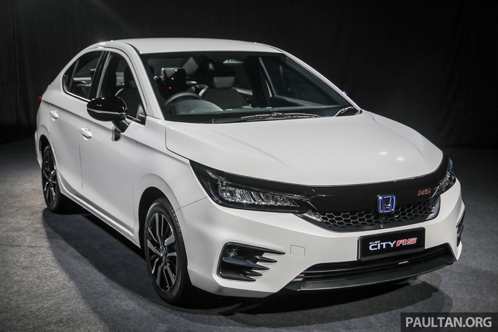 Honda vừa phân phối City RS e:HEV tại Malaysia, bên cạnh các phiên bản động cơ xăng. Honda City thế hệ thứ 5 được ra mắt tại Malaysia hồi tháng 10/2020 và dự kiến có mặt trên thị trường vào tháng 1 năm nay. Tuy nhiên, việc sản xuất mẫu sedan này bị trì hoãn và phải đợi đến tháng 3, City mới có mặt trên thị trường.