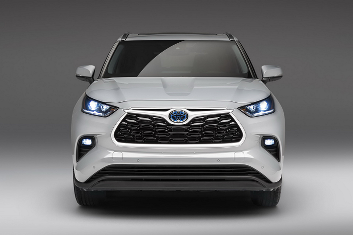 Là phiên bản hybrid, không có gì ngạc nhiên khi Highlander Bronze Edition có logo Toyota viền màu xanh dương. Tất cả đèn trên xe đều sử dụng công nghệ LED. So với những đời trước, Highlander từ đời 2021 đã có nhiều thay đổi về thiết kế, tạo cảm giác hiện đại và đúng chất SUV hơn.