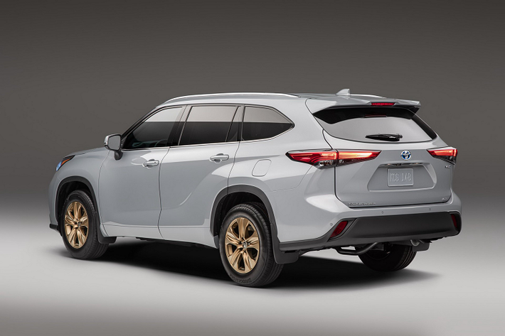 Hãng xe Nhật Bản đề xuất mức giá xe Toyota Highlander Bronze Edition khởi điểm từ 43.135 USD (Hybrid XLE) và 47.440 USD (Hybrid Limited). Xe sẽ được giao đến tay khách hàng tại Mỹ từ cuối năm nay