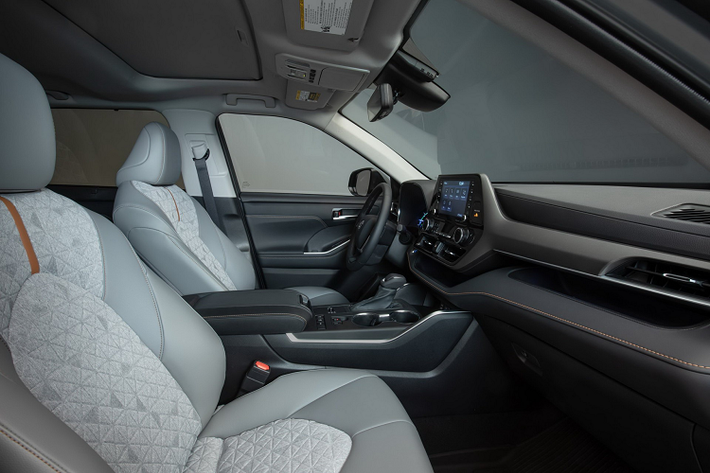 Bước vào bên trong, Toyota tạo điểm nhấn cho phiên bản này với các đường chỉ khâu và da trang trí trên ghế ngồi màu vàng đồng. Các trang bị trong xe không có bất kỳ nâng cấp nào khác, vẫn là cấu hình ghế 2-2-3 với ghế lái chỉnh điện 10 hướng.