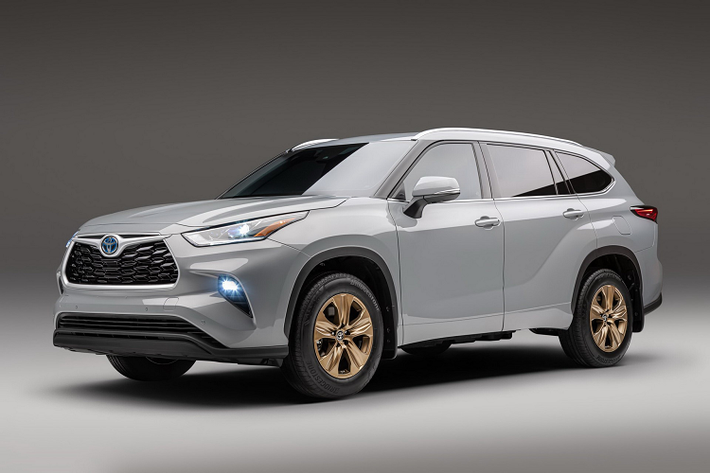 Hãng xe Nhật Bản đã mở rộng sản phẩm Toyota Highlander 2022 mới bằng cách giới thiệu thêm bản Bronze Edition. Hãng Toyota cho biết Highlander Bronze Editon sẽ được bán vào cuối năm nay với 2 phiên bản là Hybrid XLE và Hybrid Limited.