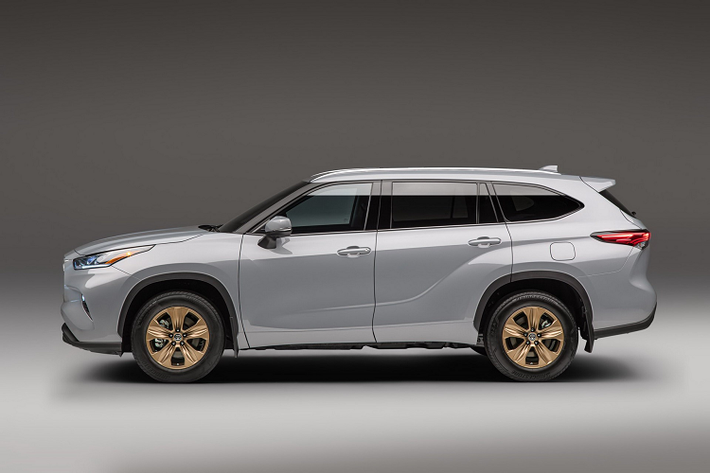 Điểm nhấn của Toyota Highlander Bronze Edition 2022 là các chi tiết ngoại thất và nội thất màu vàng đồng. Điểm nhấn bên ngoài là bộ mâm 20 inch 5 chấu.