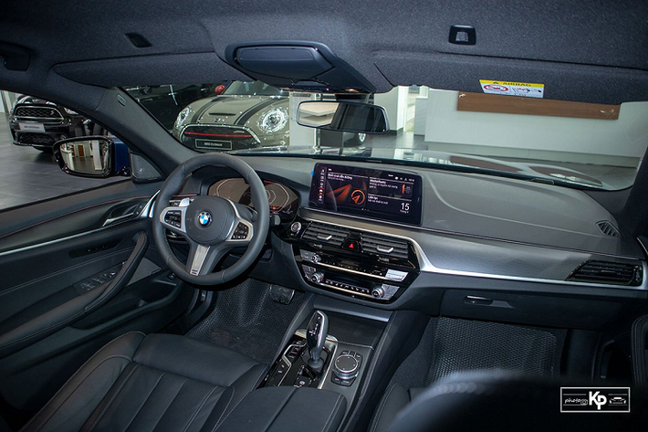 Không chỉ thay đổi diện mạo mới, nội thất trên BMW 530i M-Sport 2021 cũng sở hữu nhiều cải tiến để xứng đáng với mức giá hơn 3 tỷ đồng. Theo đó, bản nâng cấp của xe được tiêu chuẩn hóa gói Live Cockpit Professional với hệ điều hành iDrive 7.0 được Việt hóa hoàn toàn.
