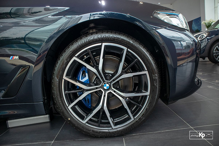 BMW 530i M-Sport 2021 được gia tăng chiều dài tổng thể thêm 30 mm giúp xe có chiều Dài x Rộng x Cao lần lượt 4.963 x 1.868 x 1.479 (mm), chiều dài trục cơ sở đạt 2.975 mm. So với vẻ đơn điệu của của 520i, 530i M-Sport sử dụng bộ mâm phay bóng đẹp mắt hơn và kích thước 19 inch thay vì 18 inch như bản tiêu chuẩn.
