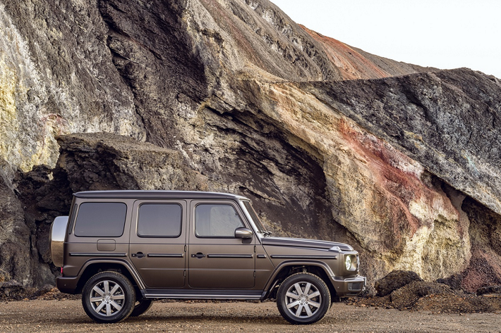 Đúng như tên gọi, mẫu xe SUV Mercedes-Benz G 400 d sử dụng động cơ diesel tăng áp 6 xy-lanh 3.0L, sản sinh công suất 362 mã lực và mô-men xoắn 700 Nm. Mẫu SUV này được trang bị hộp số tự động 9 cấp và hệ dẫn động 4 bánh.