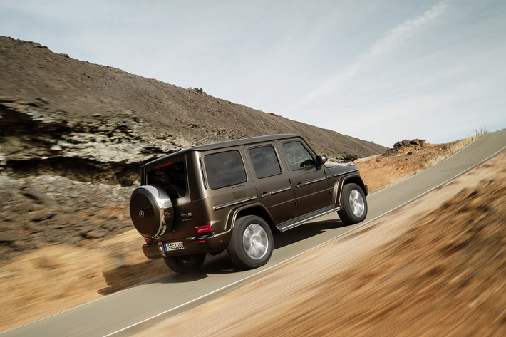 Theo công bố của hãng xe sang Mercedes-Benz, G 400 d có thể tăng tốc 0-100 km/h trong 6,4 giây. Mức tiêu hao nhiên liệu của G 400 d được công bố là 9,5 lít/100 km.