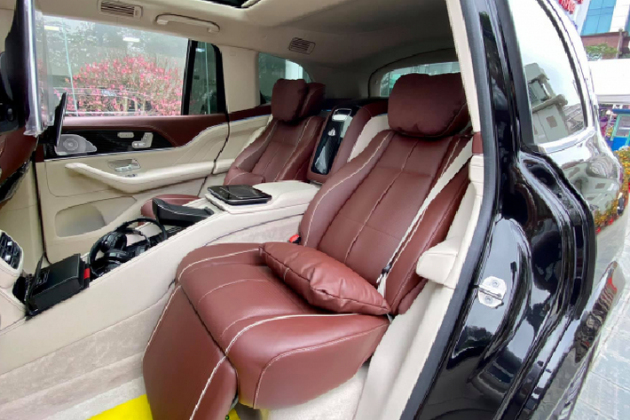 Như mọi mẫu SUV siêu sang, Maybach GLS 600 được trang bị một bậc lên xuống tự động mở ra khi hành khách mở cửa xe. Thậm chí xe còn tự động hạ thấp chiều cao (nhờ hệ thống treo khí nén) để giúp hành khách bước lên xe dễ hơn.