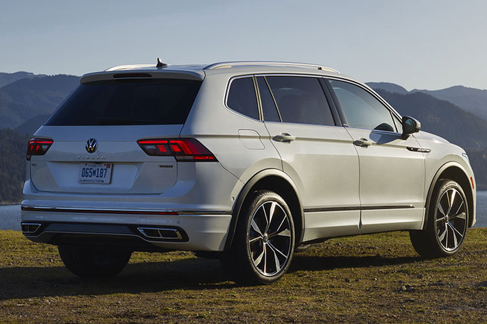 Hệ thống truyền động của Volkswagen Tiguan 2022 vẫn không thay đổi, với động cơ TSI 4 xy-lanh dung tích 2.0L ghép nối cùng hộp số tự động 8 cấp tạo ra công suất tối đa184 mã lực và momen xoắn cực đại 300 Nm. Trong khi đó, hệ dẫn động 4 bánh toàn thời gian 4Motion của Volkswagen sẽ được cung cấp dưới dạng một tùy chọn.