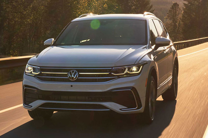 Volkswagen Tiguan 2022 vẫn sẽ được trang bị đèn pha LED tích hợp đèn chiếu sáng ban ngày tiêu chuẩn, bổ sung thêm các tùy chọn mâm xe mới có kích thước từ 17 - 20 inch. Khách hàng giờ đây có thể lựa chọn đến 8 màu sơn ngoại thất, bao gồm 2 tùy chọn mới là Oryx White và Kings Red Metallic.