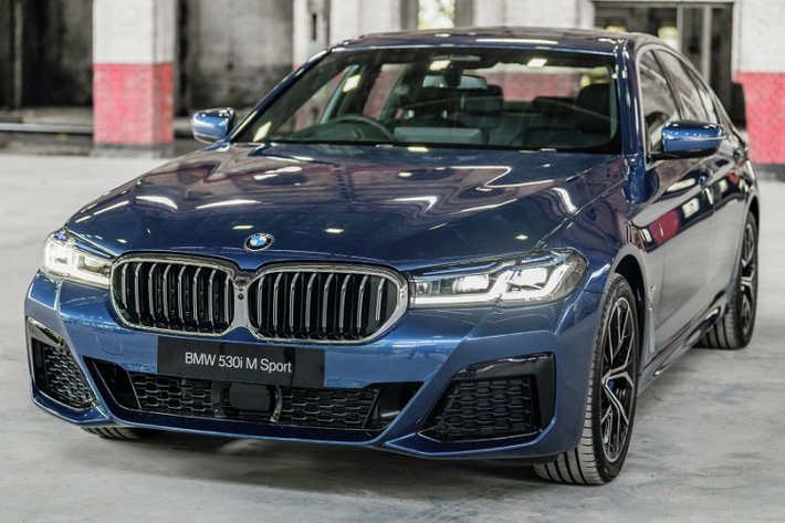 Về mặt an toàn, cả hai mẫu xe sang BMW 5 Series 2021 đều được trang bị gói Hỗ trợ lái xe bao gồm phanh khẩn cấp tự động, hỗ trợ giữ làn đường và giám sát điểm mù với cảnh báo phương tiện cắt ngang phía sau.