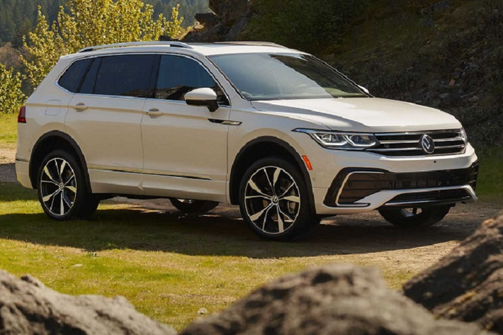Sau khi được giới thiệu thế hệ thứ hai vào năm 2017, Volkswagen Tiguan thế hệ mới sau đó đã nhanh chóng trở thành mẫu xe chủ lực với doanh số bán hàng cao nhất của hãng tại Mỹ. Sự cạnh tranh giữa các dòng xe crossover cũng trở nên gay gắt hơn kể từ thời điểm đó, vì vậy Volkswagen đã quyết định tung ra phiên bản nâng cấp giữa vòng đời cho Tiguan 2022.