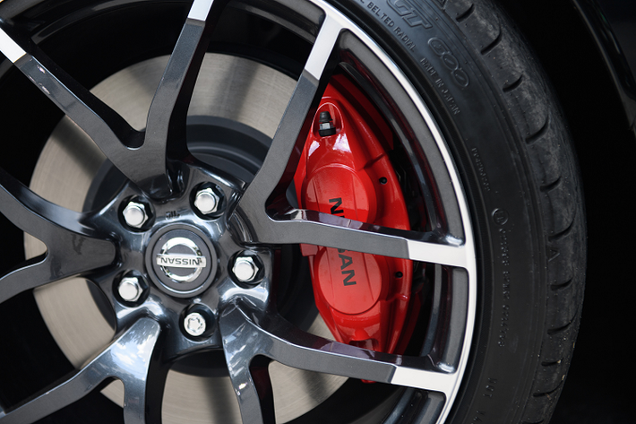 Khác với dòng Nissan GT-R sử dụng động cơ V6 dung tích 3.8L tăng áp kép, dòng 370Z sử dụng động cơ V6, dung tích 3.7L hút khí tự nhiên, cam đôi (DOHC) sử dụng công nghệ van Variable Valve Event, đi cùng với hệ thống VVEL giúp tối ưu hóa chuyển động đóng/mở của van nạp, cho phép không khí cần thiết được đưa đến buồng đốt kịp thời và chính xác, động cơ cho công suất 350 mã lực tại vòng tua 7.400 vòng/phút + mô-men xoắn cực đại 375Nm từ 5.200 vòng/phút!