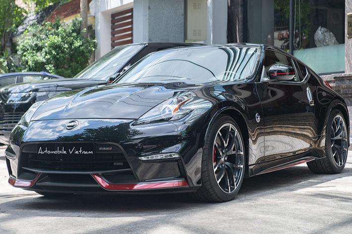 Nissan 370Z chính là mẫu coupe “đàn em” của Nissan 350Z, trong dải sản phẩm xe thể thao của Nissan, dòng 370Z được định vị thấp hơn siêu xe GT-R nổi tiếng. Dòng xe thể thao Nissan 370Z tại Việt Nam được cho là khá hiếm, phiên bản NISMO được thiết kế và phát triển bởi bộ phận Nissan Motorsport (NISMO) lại còn trở nên “hiếm có khó tìm hơn”.