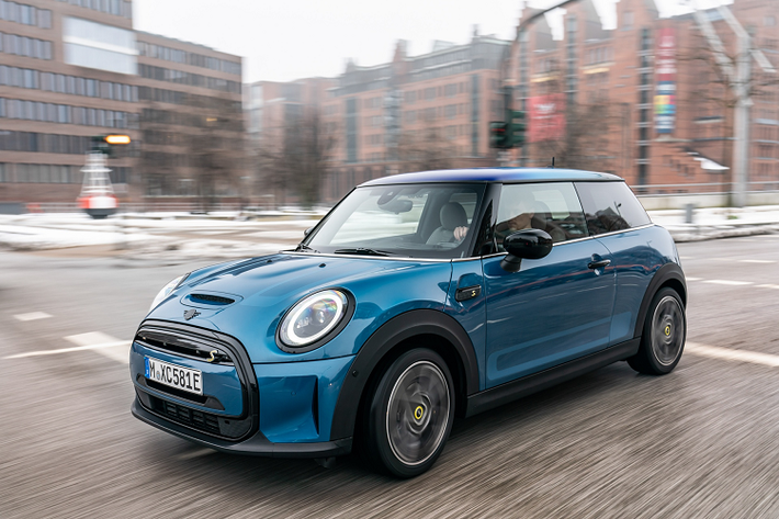 Giá xe MINI Cooper SE Electric Collection vẫn chưa được công bố. MINI cho biết mẫu xe này sẽ được bán ra thị trường từ tháng 3.