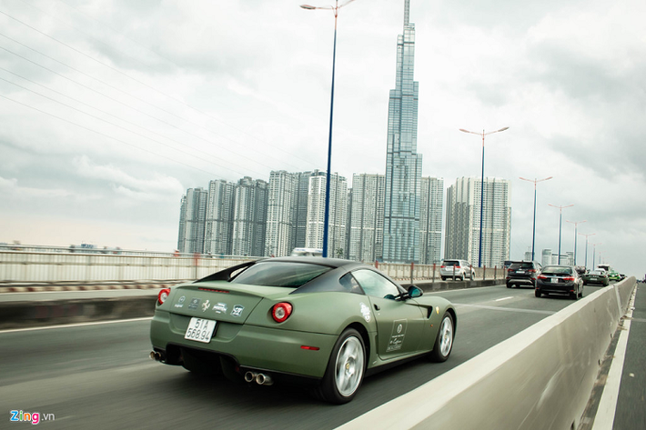 Phần "mông" siêu xe Ferrari 599 GTB Fiorano thiết kế khá gợi cảm, diện mạo của Ferrari 599 GTB Fiorano là thành quả của sự hợp tác giữa hãng siêu xe Ý với Pininfarina, nhà thiết kế xe lừng danh và hiện là đối tác của hãng xe Việt Vinfast. Chiếc siêu xe Ferrari 599 GTB Fiorano vẫn được trang bị bộ mâm tiêu chuẩn như lúc về nước, mâm xe 5 chấu kép sơn màu bạc.