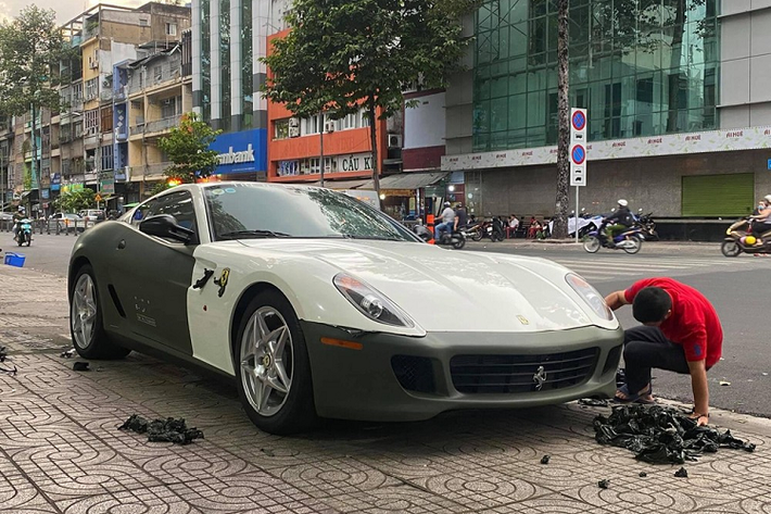 Ferrari 599 GTB Fiorano siêu hiếm tại Việt Nam từng xuất hiện vào tháng 6 năm 2020 trong một sự kiện của ông Đặng Lê Nguyên Vũ tổ chức. Hiện chiếc siêu xe Ferrari 599 GTB Fiorano này đã được lột đề-can và để lộ ra màu sơn trắng, lúc mới về nước, chiếc Ferrari 599 GTB Fiorano này có màu đỏ. Ảnh: L.N