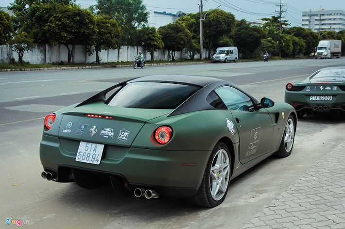Siêu xe Ferrari 599 GTB Fiorano chính là đàn anh của Ferrari F12 Berlinetta có không dưới 6 chiếc tại Việt Nam. Siêu ngựa này trình làng lần đầu tiên tại triển lãm Geneva 2006 và cũng chính là chiếc Ferrari mạnh nhất tại thời điểm ra mắt.