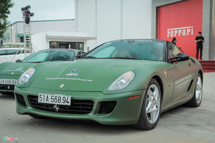 Được biết, chiếc siêu xe Ferrari 599 GTB Fiorano này đã ở với ông Đặng Lê Nguyên Vũ hơn 6 năm qua và đến nay mới được bán lại. Đây cũng chính là siêu xe đầu tiên trong năm 2021 "rời đội" Trung Nguyên để tìm kiếm chủ mới. Trong năm 2020, Chủ tịch Trung Nguyên đã bán đi không ít siêu xe đẹp, nhiều nhất là hơn 5 chiếc Ferrari đã được ông Đặng Lê Nguyên Vũ "thanh lý".