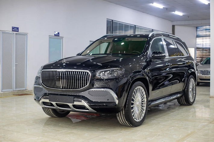 Một đơn vị kinh doanh xe nhập khẩu tư nhân tại Hà Nội mới đây vừa đưa về nước một chiếc Mercedes-Maybach GLS 600 2021 mới với mức giá chào bán gần 17 tỷ đồng. Đây được xem là đối thủ nặng ký nhất của mẫu Range Rover SV Autobiography tại thị trường Việt Nam.