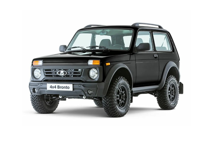 Bù lại, Lada Niva Bronto 2021 lại có chiều cao gầm 240 mm, cầu sau gia cố và giảm xóc cải tiến. Bên cạnh đó là hệ dẫn động 4 bánh, khóa vi sai cầu trước và cầu sau tiêu chuẩn. Ngoài ra, mẫu SUV của người Nga còn có khóa vi sai trung tâm tiêu chuẩn.