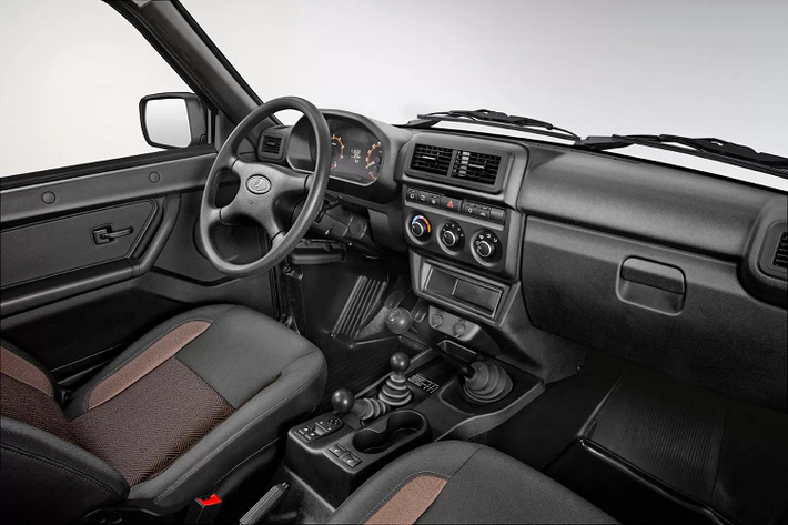 Dù là phiên bản nâng cấp nhưng Lada Niva Bronto 2021 lại được trang bị nội thất khá lạc hậu, gợi liên tưởng đến những mẫu ô tô ra đời trong thập niên '80.