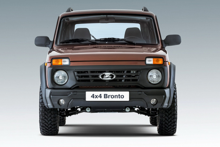 Theo hãng Lada, mẫu SUV việt dã này được bổ sung cụm điều khiển trung tâm cải tiến với hệ thống điều hòa mới, ghế thoải mái hơn và vật liệu cách âm bổ sung. Tuy nhiên, xe không hề có hệ thống thông tin giải trí như những mẫu ô tô đời mới hiện nay.