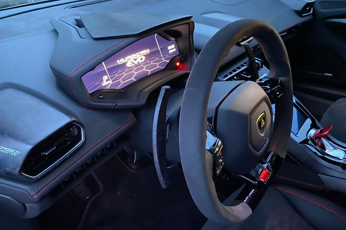 Màn hình giải trí trong khoang lái của siêu xe Lamborghini Huracan EVO đầu tiên về Việt Nam có kích thước lên đến 8,4 inch, đây sẽ là trải nghiệm hoàn toàn mới cho ai từng chạy qua các bản tiêu chuẩn hay Lamborghini Huracan LP580-2.