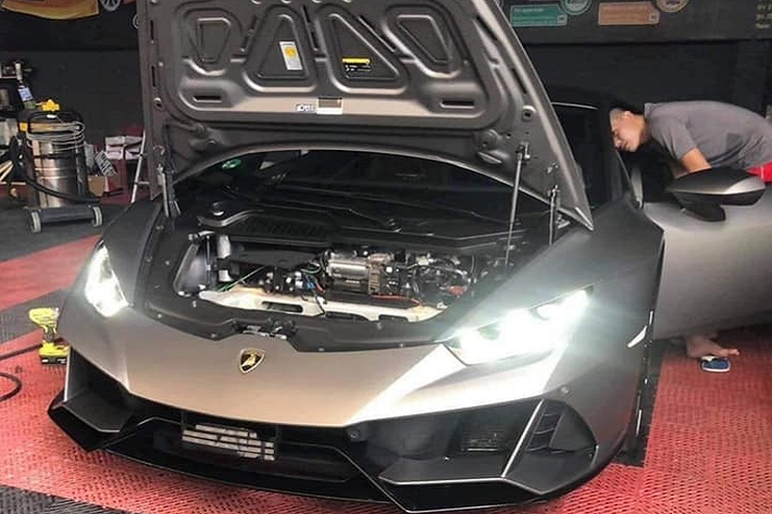 Sau khi được đưa về Hà Nội, đến nay những hình ảnh về chiếc siêu xe Lamborghini Huracan EVO tại Việt Nam đã xuất hiện dày đặc trên mạng xã hội. Được biết, chiếc xe Lamborghini Huracan EVO này có ngoại thất sơn màu xám nhám cùng với đó là nội thất bọc da Alcantara cùng sọc đỏ nổi bật.