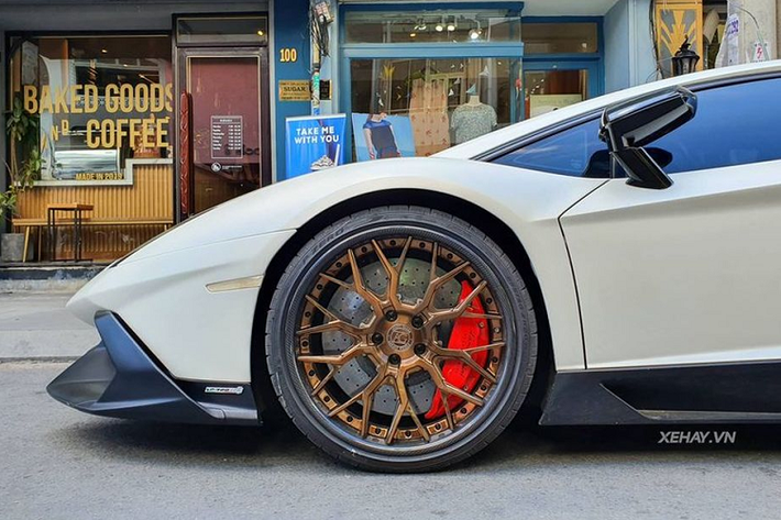 Chưa hết, siêu phẩm Aventador độ gói "50th Anniversario" còn được trang bị thêm bộ mâm đa chấu với màu vàng đẹp mắt kết hợp cùng với cùm phanh được sơn đỏ đối lập, bên trong là hệ thống phanh đĩa carbon ceramic hiệu suất cao nhằm tăng tính an toàn khi vận hành ở tốc độ cao