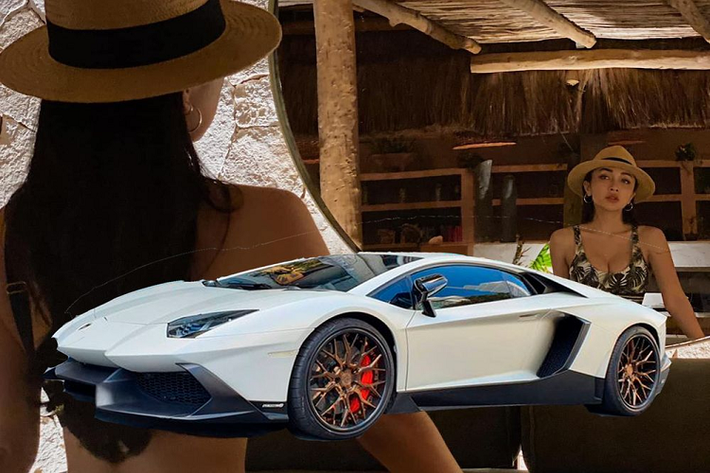 Mới đây, siêu phẩm Lamborghini Aventador độ gói "50th Anniversario" duy nhất tại Việt Nam đã đổi chủ. Đáng nói, chủ nhân mới của siêu xe này thậm chí còn nhận được nhiều sự quan tâm hơn là chiếc xe khi sở hữu vẻ ngoài vẻ ngoài xinh đẹp, nóng bỏng và "Profile" khủng hơn cả chiếc xe mà cô mới sắm.