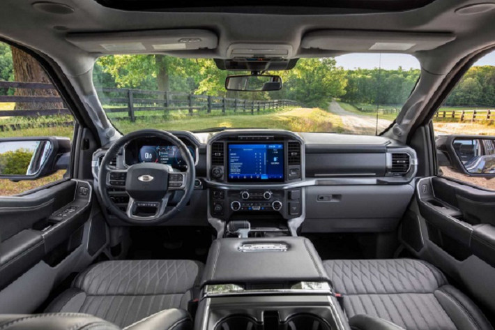 Ford F-150 2021 bản Limited sử dụng động cơ xăng V6 dung tích 3.5L tăng áp kép công nghệ EcoBoost cho công suất tối đa 400 mã lực và mô-men xoắn cực đại 677Nm. Sức mạnh được truyền xuống bốn bánh thông qua hộp số tự động 10 cấp (10 AT). Động cơ cho phép kéo lên đến 14.000 lbs (khoảng 6,35 tấn). Ford F-150 2021 còn có phiên bản động cơ V6 3.5L Hybrid PowerBoost mới mang công suất lên đến 430 mã lực.