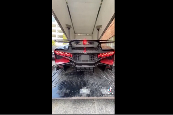 Thứ nhất, đây là chiếc Bugatti Divo đầu tiên của năm 2021 được bàn giao tới tay khách hàng. Nó như một điều biểu trưng cho sự may mắn, độc đáo của chiếc xe với chủ nhân. Điểm thu hút thứ 2 trên chiếc Bugatti Divo này chính là ở "bộ cánh" ngoại thất 3 tông màu vô cùng ấn tượng.