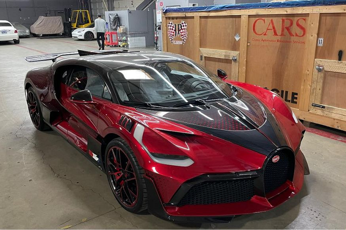 Mới đây, một đại lý kinh doanh xe sang ở Mỹ vừa nhập khẩu thành công một chiếc Bugatti Divo mới cứng và đồng thời cũng là chiếc đầu tiên đến tay khách hàng trong năm 2021. Được biết, giá xe Bugatti Divo này được tiết lộ ở mức trên 5 triệu USD (khoảng 115 tỷ đồng).
