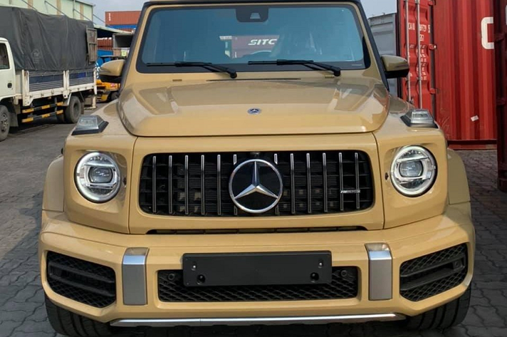 Số lượng dòng xe SUV hạng sang Mercedes-AMG G63 tại Việt Nam đã có thể hơn 100 chiếc và số lượng xe không chỉ dừng lại đây khi một người mua bán xe ở quận 7, TP HCM vừa chia sẻ hình ảnh chiếc AMG G63 đời 2021 mới của mình. Đây chính là chiếc xe SUV hạng sang Mercedes-AMG G63 thứ 2 trong năm 2021 này gây ấn tượng mạnh với giới mê xe khi sở hữu bộ áo được cho không đụng hàng tại Việt Nam.