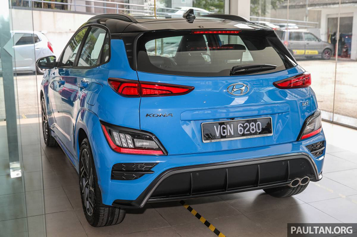 Trong đó, N Line là biến thể mới của Hyundai Kona facelift với gói trang bị thể thao. Mức giá xe Hyundai Kona N Line 2021 đề xuất 156.888 ringgit, tương đương 37.800 USD (khaongr 870 triệu đồng). Con số này cao hơn 10.000 ringgit (2.400 USD) so với bản Kona 1.6 Turbo.