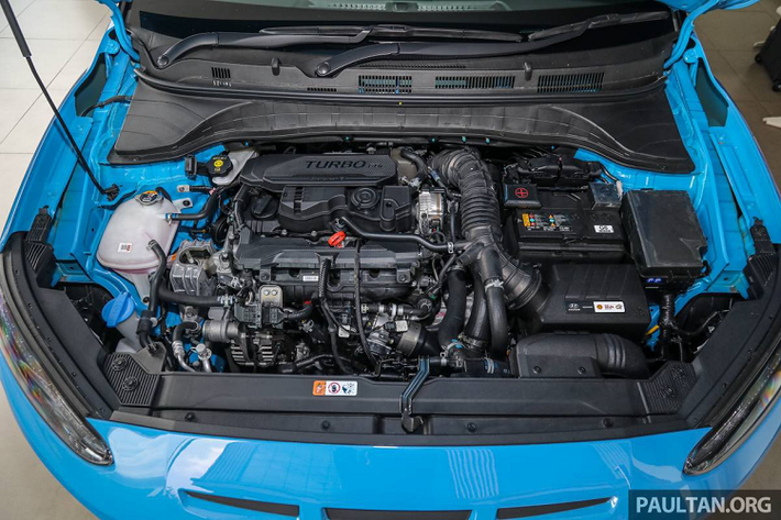 Hai phiên bản cao cấp nhất của Hyundai Kona 2021 được trang bị động cơ xăng tăng áp 1.6L. Công suất tối đa đạt 195 mã lực ở 6.000 vòng/phút, mô-men xoắn cực đại 265 Nm ở dải tua 1.600-4.500 vòng/phút.