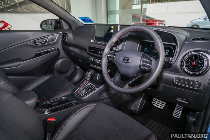 Trên phiên bản 1.6 Turbo và N Line, Hyundai Kona 2021 ở Malaysia có gói trang bị an toàn Smartsense, bao gồm các chức năng hỗ trợ lái thông minh như phanh tự động, kiểm soát hành trình thích ứng, hỗ trợ giữ làn và cảnh báo lệch làn, cảnh báo điểm mù, cảnh báo phương tiện cắt ngang phía sau...