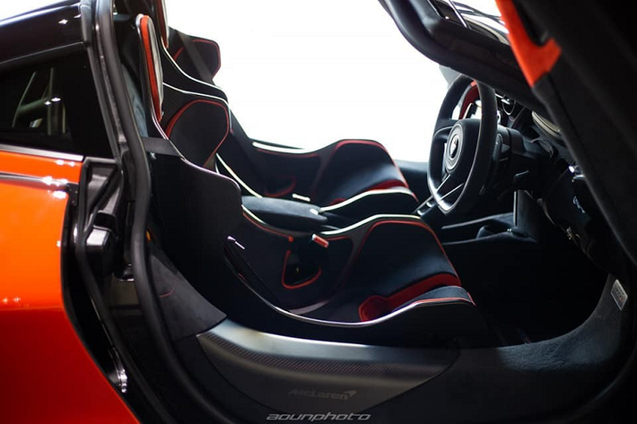 Ngoài ra là siêu xe McLaren 765LT còn có mô-men xoắn cực đại 800 Nm, tăng 30 Nm so với siêu xe McLaren 720S đang giữ nhiều danh hiệu ở các cuộc đua drag 400m hay 800m. Sức mạnh của khối động cơ trên siêu xe hàng hiếm McLaren 765LT sẽ chạy qua hộp số ly hợp kép bảy tốc độ đã có các tinh chỉnh làm cho việc sang số nhanh hơn 15% so với McLaren 720S.